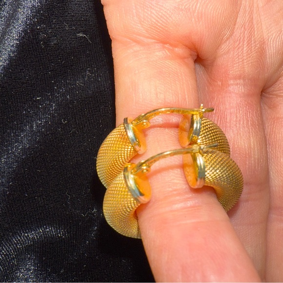 14K Yellow Gold Woven Mesh Textured Hoop Earrings - Picture 3 of 13